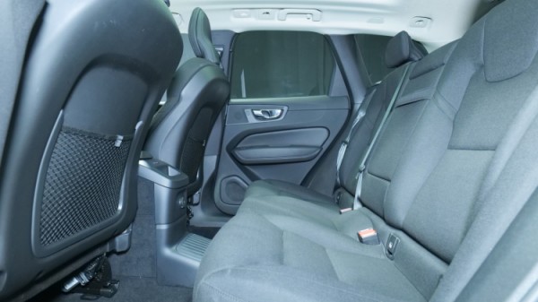 Esittelykuva Volvo XC60 kevythybridiautosta.