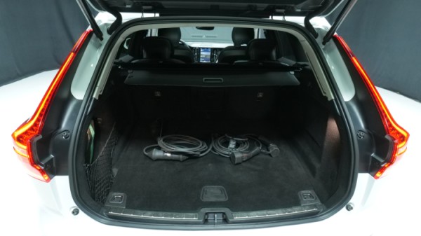 Esittelykuva Volvo XC60 kevythybridiautosta.