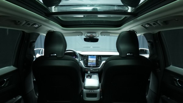 Esittelykuva Volvo XC60 kevythybridiautosta.