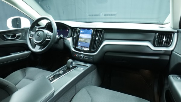Esittelykuva Volvo XC60 kevythybridiautosta.
