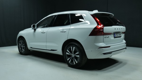 Esittelykuva Volvo XC60 kevythybridiautosta.