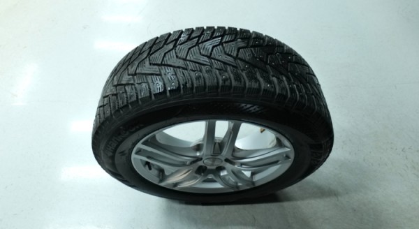 Esittelykuva Volvo XC60 kevythybridiautosta.