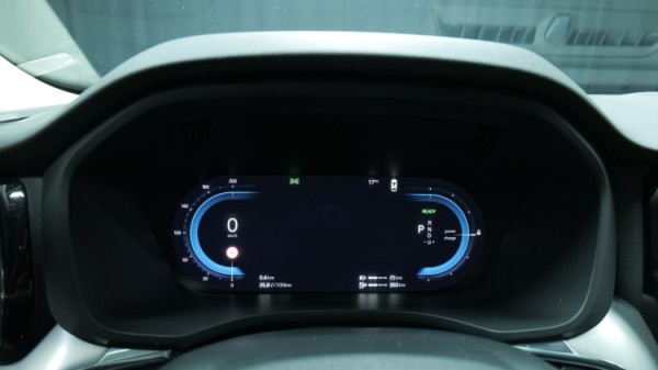 Esittelykuva Volvo XC60 kevythybridiautosta.