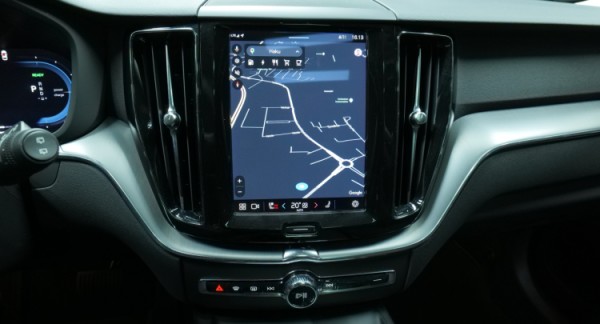 Esittelykuva Volvo XC60 kevythybridiautosta.