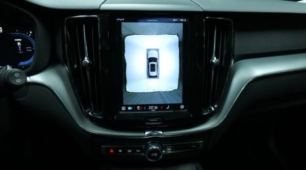 Esittelykuva Volvo XC60 kevythybridiautosta.
