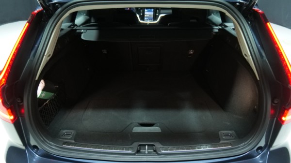 Esittelykuva Volvo V60 bensiiniautosta.