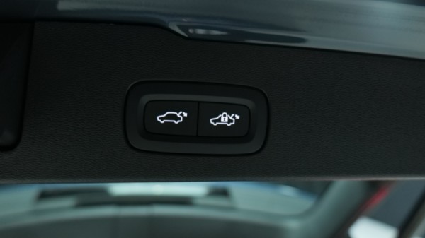 Esittelykuva Volvo V60 bensiiniautosta.