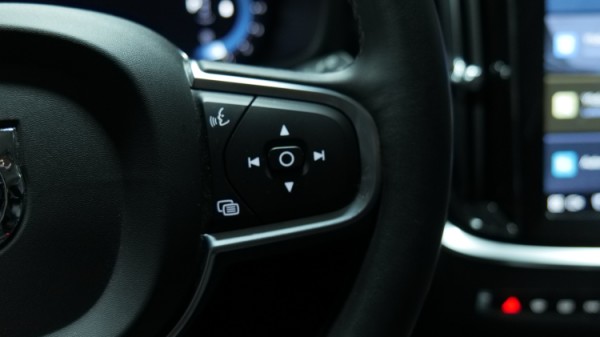 Esittelykuva Volvo V60 bensiiniautosta.