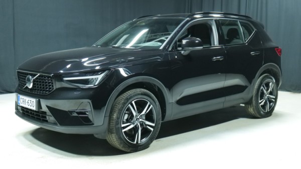 Esittelykuva Volvo XC40 kevythybridiautosta.