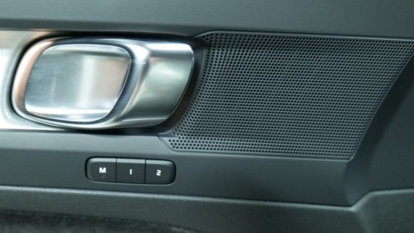 Esittelykuva Volvo XC40 kevythybridiautosta.