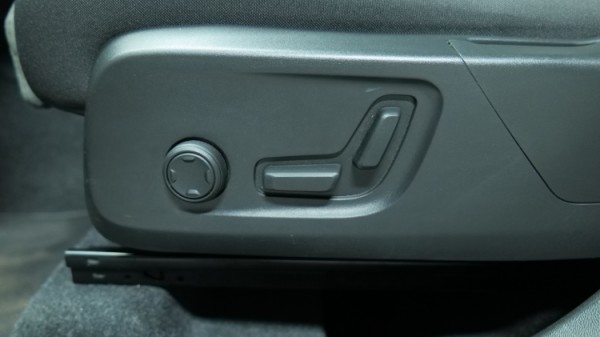 Esittelykuva Volvo XC40 kevythybridiautosta.