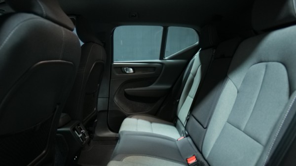 Esittelykuva Volvo XC40 kevythybridiautosta.