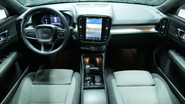 Esittelykuva Volvo XC40 kevythybridiautosta.