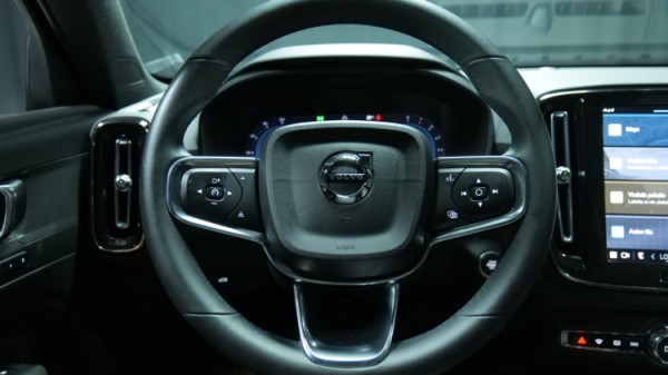 Esittelykuva Volvo XC40 kevythybridiautosta.