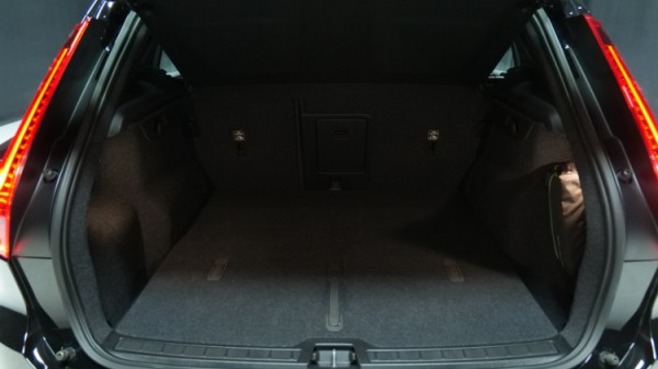 Esittelykuva Volvo XC40 kevythybridiautosta.