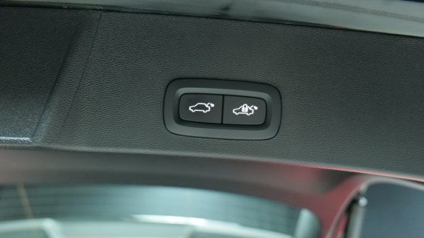 Esittelykuva Volvo XC40 kevythybridiautosta.
