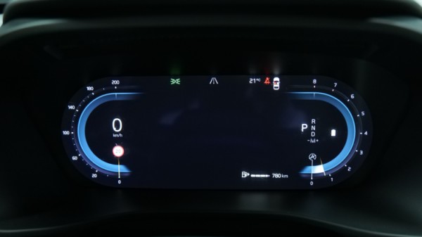 Esittelykuva Volvo XC40 kevythybridiautosta.
