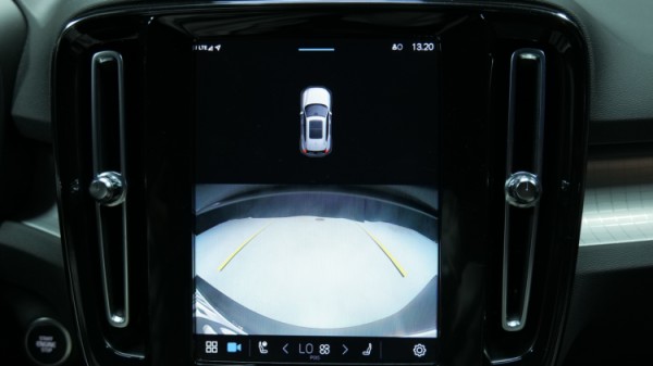 Esittelykuva Volvo XC40 kevythybridiautosta.
