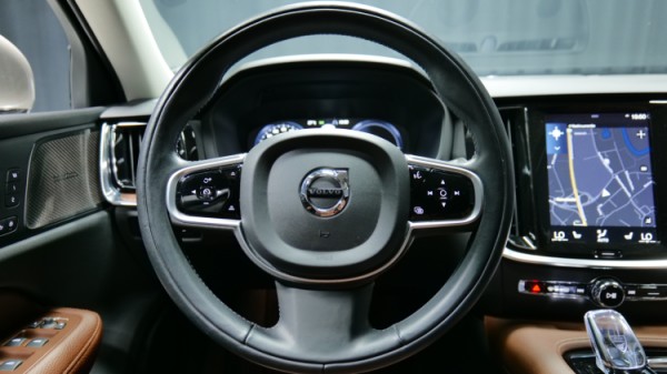Esittelykuva Volvo V60 kevythybridiautosta.
