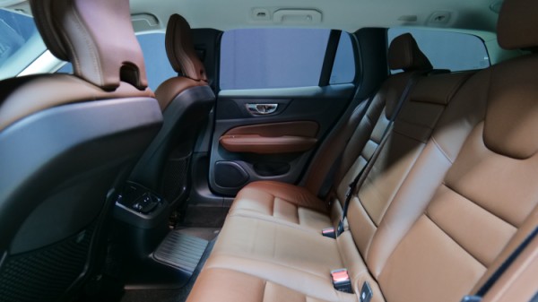 Esittelykuva Volvo V60 kevythybridiautosta.