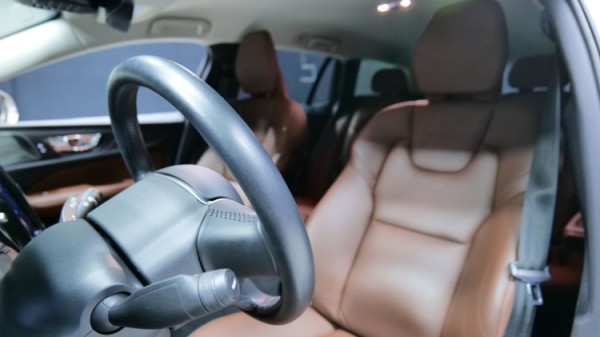 Esittelykuva Volvo V60 kevythybridiautosta.