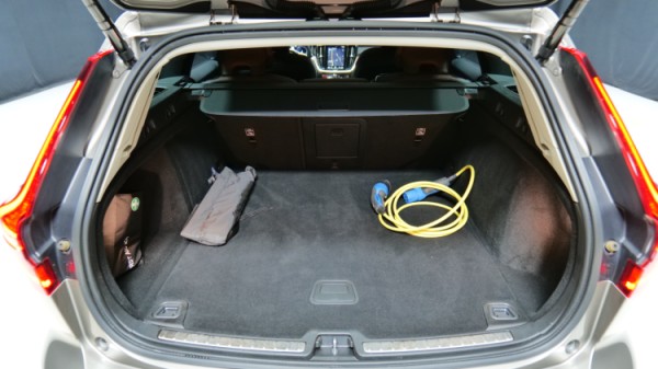 Esittelykuva Volvo V60 kevythybridiautosta.
