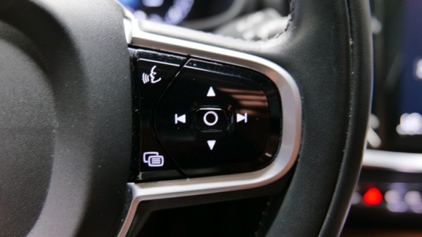 Esittelykuva Volvo V60 kevythybridiautosta.