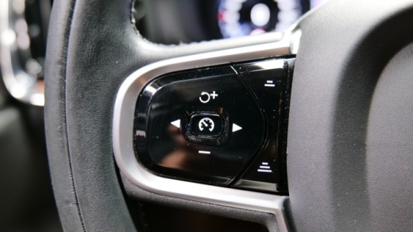 Esittelykuva Volvo V60 kevythybridiautosta.