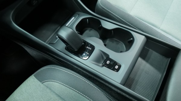 Esittelykuva Volvo XC40 kevythybridiautosta.