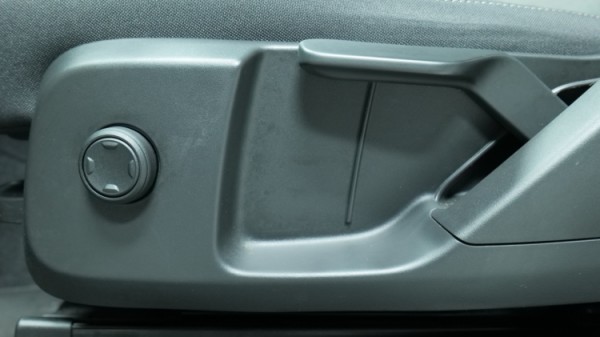 Esittelykuva Volvo XC40 kevythybridiautosta.