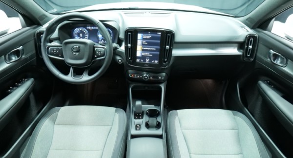 Esittelykuva Volvo XC40 kevythybridiautosta.