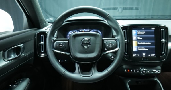Esittelykuva Volvo XC40 kevythybridiautosta.