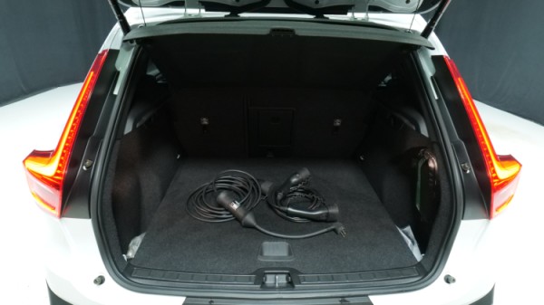Esittelykuva Volvo XC40 kevythybridiautosta.