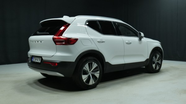 Esittelykuva Volvo XC40 kevythybridiautosta.