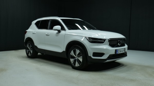 Esittelykuva Volvo XC40 kevythybridiautosta.