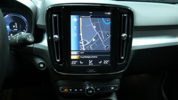 Esittelykuva Volvo XC40 kevythybridiautosta.