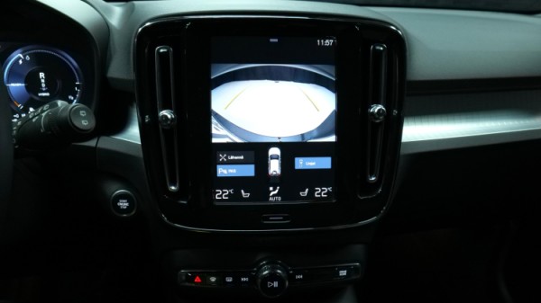Esittelykuva Volvo XC40 kevythybridiautosta.