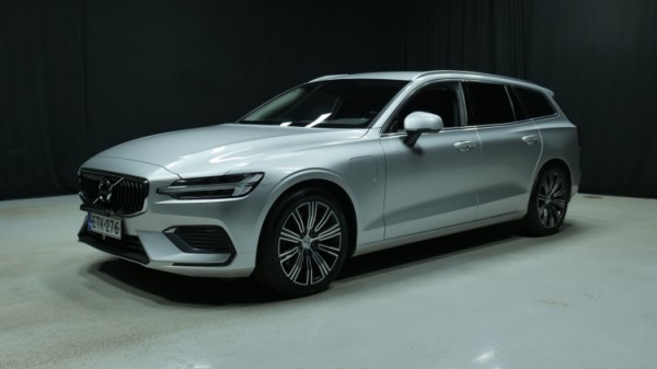 Esittelykuva Volvo V60 kevythybridiautosta.