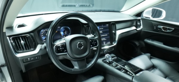 Esittelykuva Volvo V60 kevythybridiautosta.