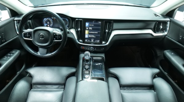 Esittelykuva Volvo V60 kevythybridiautosta.