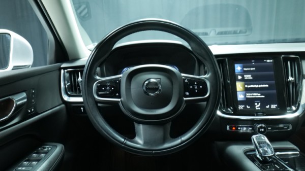 Esittelykuva Volvo V60 kevythybridiautosta.