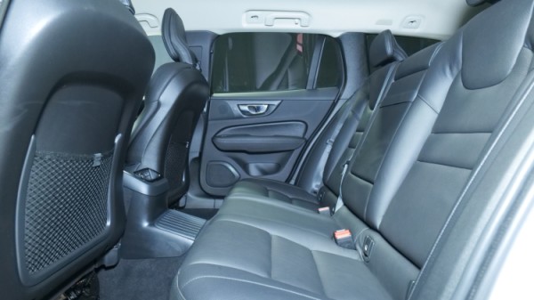 Esittelykuva Volvo V60 kevythybridiautosta.