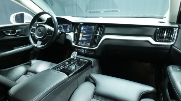 Esittelykuva Volvo V60 kevythybridiautosta.