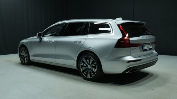 Esittelykuva Volvo V60 kevythybridiautosta.