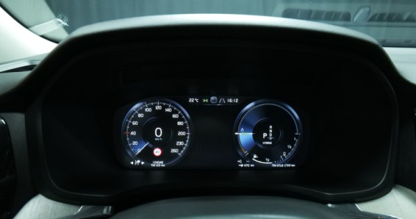 Esittelykuva Volvo V60 kevythybridiautosta.