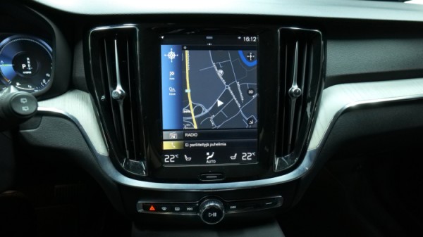 Esittelykuva Volvo V60 kevythybridiautosta.