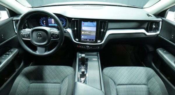 Esittelykuva Volvo V60 bensiiniautosta.