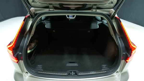 Esittelykuva Volvo V60 bensiiniautosta.