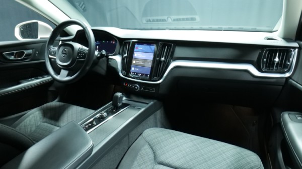 Esittelykuva Volvo V60 bensiiniautosta.