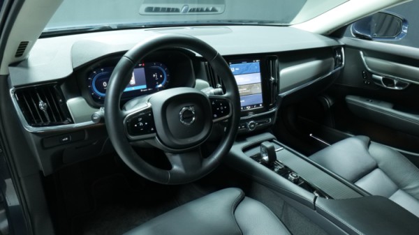 Esittelykuva Volvo V90 dieselautosta.